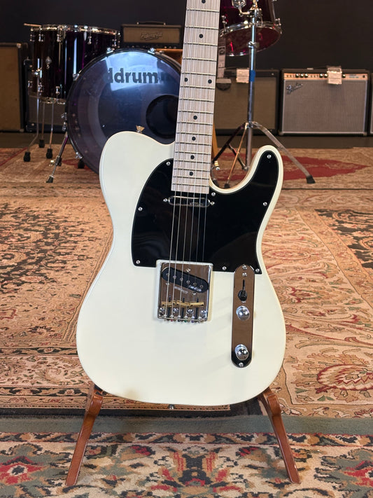USED Indio Classic DLX Plus Electric Guitar (Glossy White)